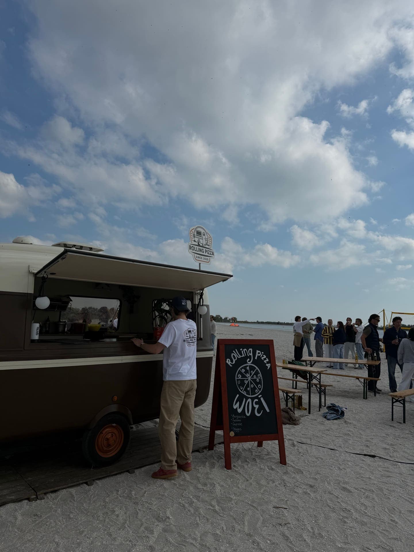 Rolling Pizza chef bakt verse pizza in de vintage caravan op locatie